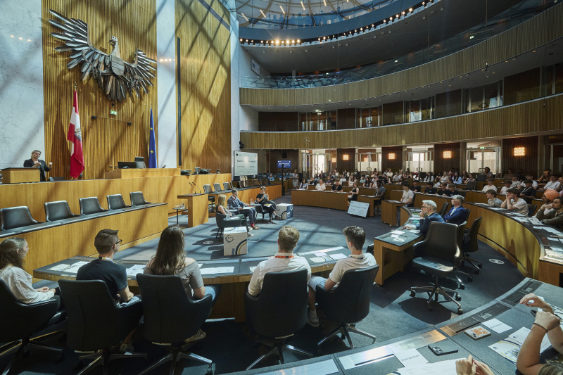 Expert:innengespräch. Blick Richtung Veranstaltungsteilnehmer:innen