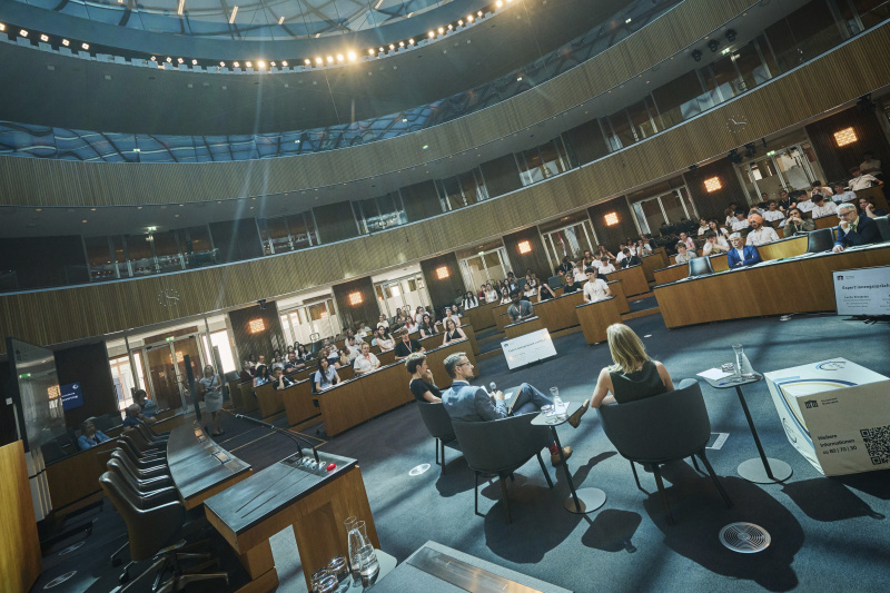 Expert:innengespräch. Blick Richtung Veranstaltungsteilnehmer:innen