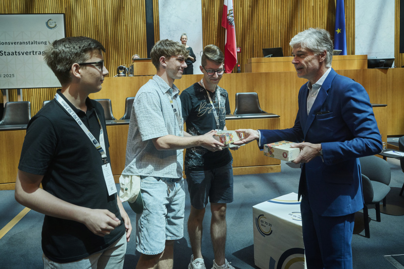 Quiz Preisverleihung. Rechts: Parlamentsdirektor Harald Dossi
