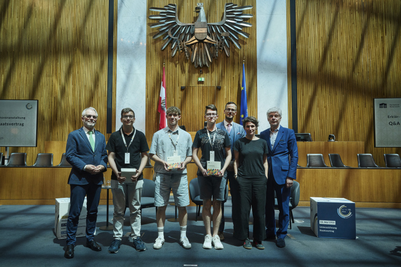 Gruppenfoto mit den Siegern des Quiz. Von links: Leiter Abt. Parlamentswissenschaftliche Grundsatzarbeit Christoph Konrath, Gewinner des Quiz, Leiter des Foreign Policy Labs Universität Innsbruck Martin Senn, Univ.-Prof. für Zeitgeschichte Universität Wien Lucile Dreidemy, Parlamentsdirektor Harald Dossi