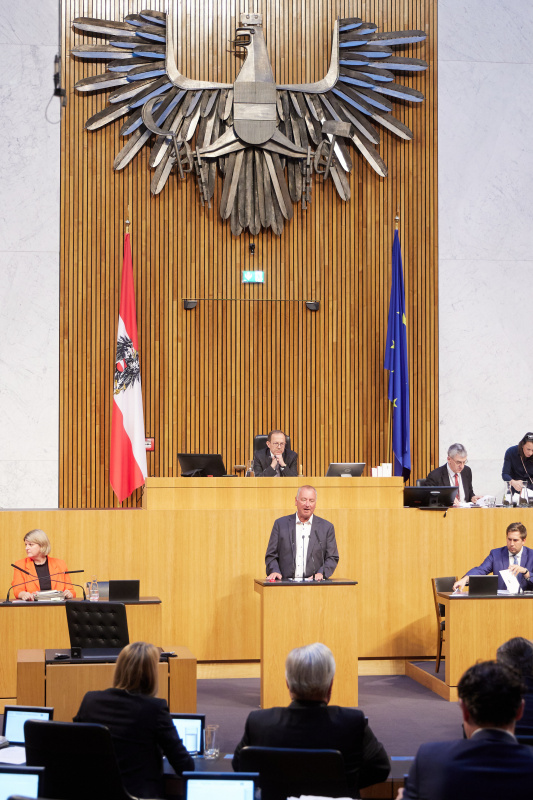 Am Redner:innenpult: Nationalratsabgeordneter Wolfgang Zanger (FPÖ)