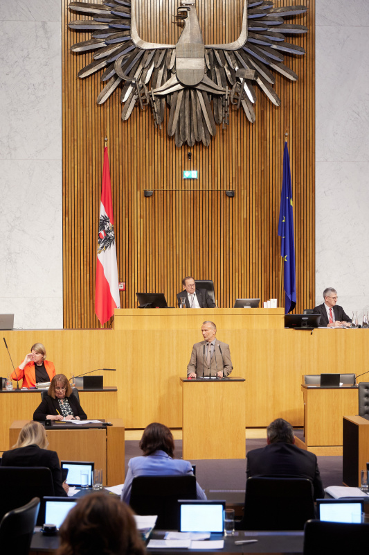 Am Redner:innenpult: Nationalratsabgeordneter Alois Kainz (FPÖ)