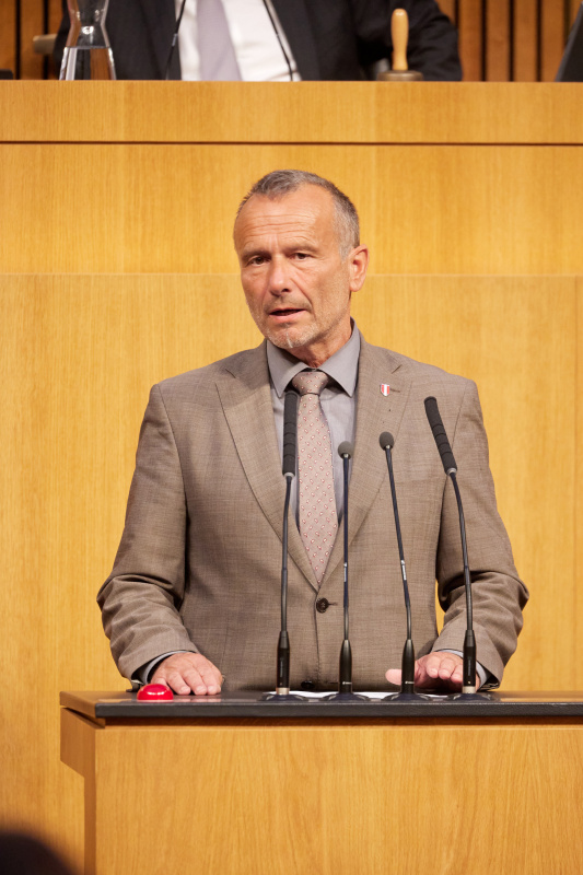 Am Redner:innenpult: Nationalratsabgeordneter Alois Kainz (FPÖ)