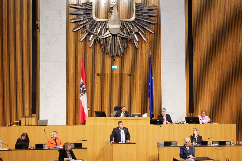 Am Redner:innenpult: Nationalratsabgeordneter Peter Schmiedlechner (FPÖ)