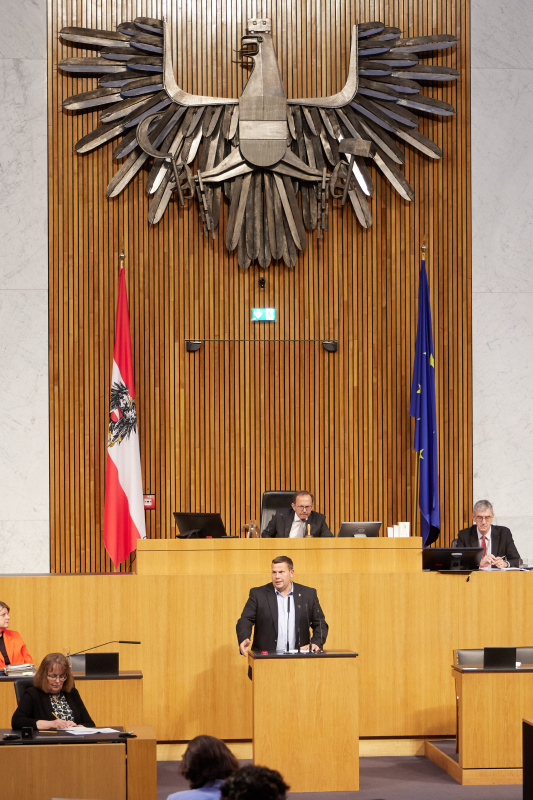 Am Redner:innenpult: Nationalratsabgeordneter Peter Schmiedlechner (FPÖ)