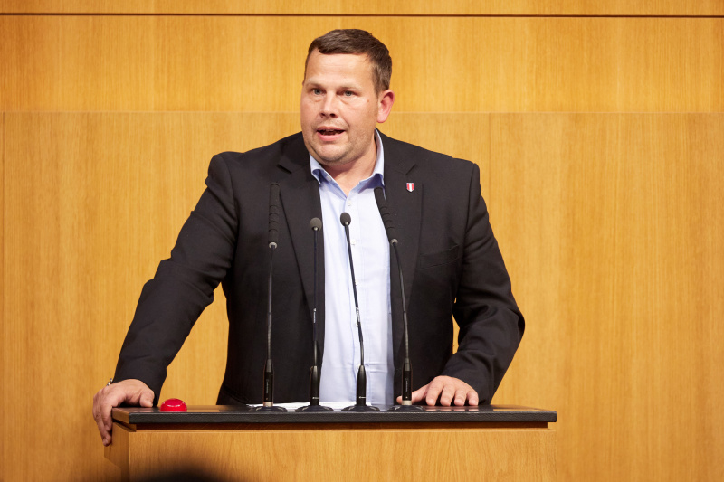 Am Redner:innenpult: Nationalratsabgeordneter Peter Schmiedlechner (FPÖ)