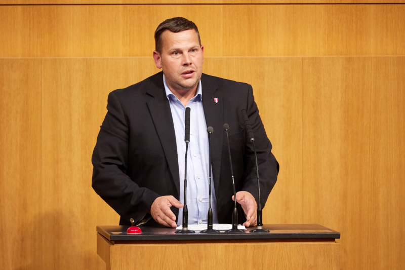 Am Redner:innenpult: Nationalratsabgeordneter Peter Schmiedlechner (FPÖ)