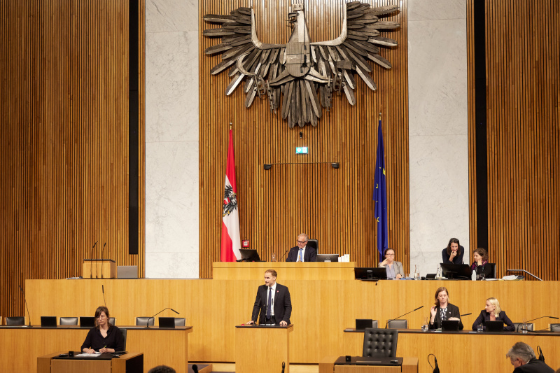 Am Redner:innenpult: Nationalratsabgeordneter Janos Juvan (NEOS)