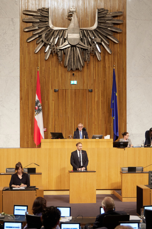 Am Redner:innenpult: Nationalratsabgeordneter Janos Juvan (NEOS)