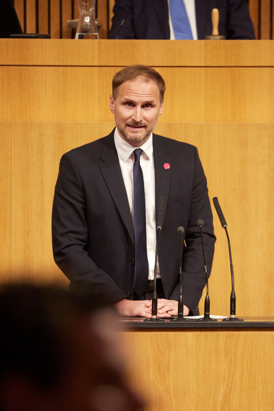 Am Redner:innenpult: Nationalratsabgeordneter Janos Juvan (NEOS)