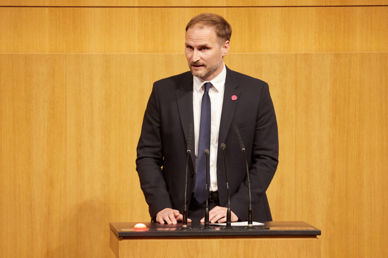 Am Redner:innenpult: Nationalratsabgeordneter Janos Juvan (NEOS)