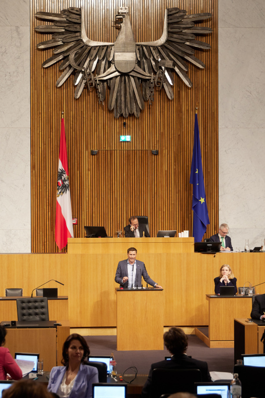 Am Redner:innenpult: Nationalratsabgeordneter David Stögmüller (GRÜNE)