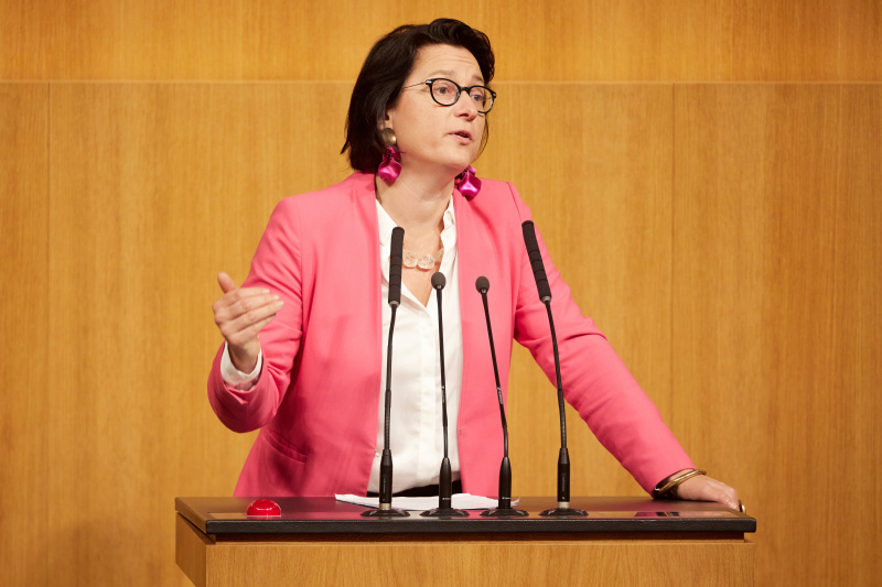 Am Redner:innenpult: Nationalratsabgeordnete Gudrun Kugler (ÖVP)