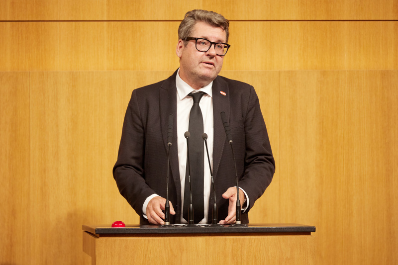 Am Redner:innenpult: Nationalratsabgeordneter Robert Laimer (SPÖ)