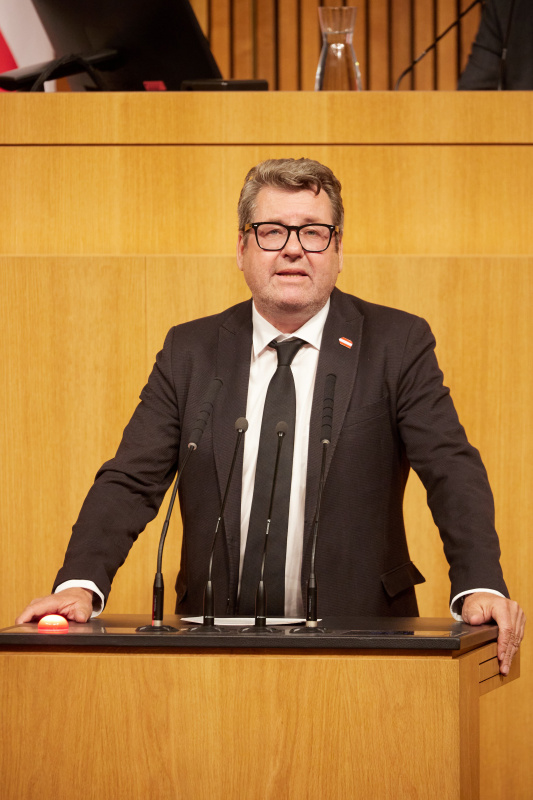 Am Redner:innenpult: Nationalratsabgeordneter Robert Laimer (SPÖ)