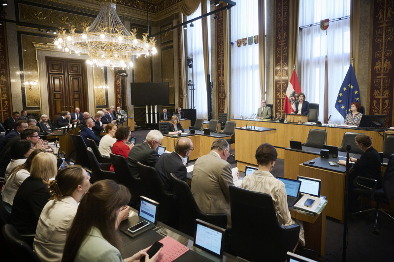 Abschiedsrede. Bundesratspräsidentin Andrea Eder-Gitschthaler (ÖVP). Blick Richtung Sitzungsteilnehmer:innen
