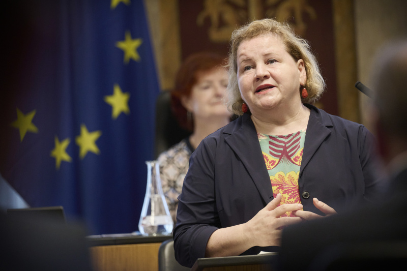 Am Redner:innenpult: Sozialministerin Korinna Schumann (SPÖ)