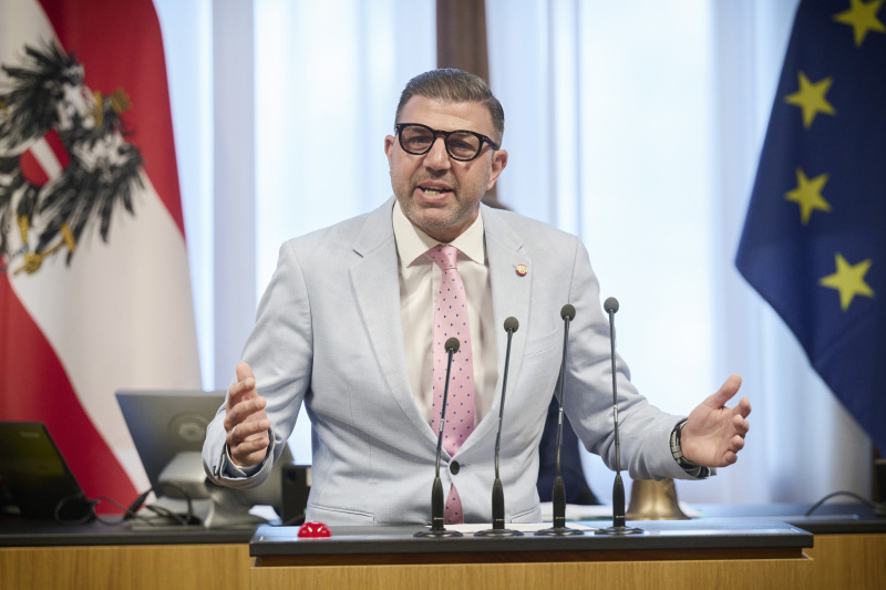 Am Redner:innenpult: Bundesrat Martin Peterl (SPÖ)