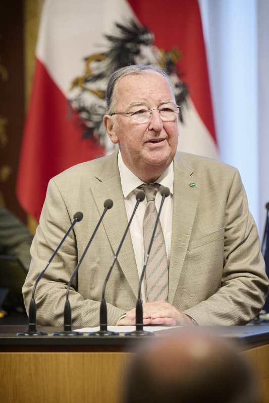 Am Redner:innenpult: Bundesrat Ernest Schwindsackl (ÖVP)