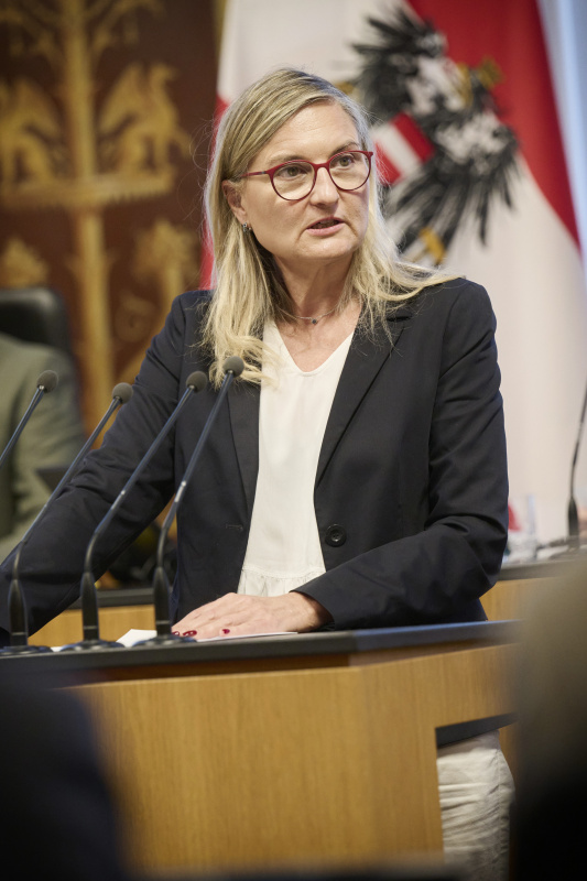 Am Redner:innenpult: Bundesrätin Claudia Hauschildt-Buschberger (GRÜNE)