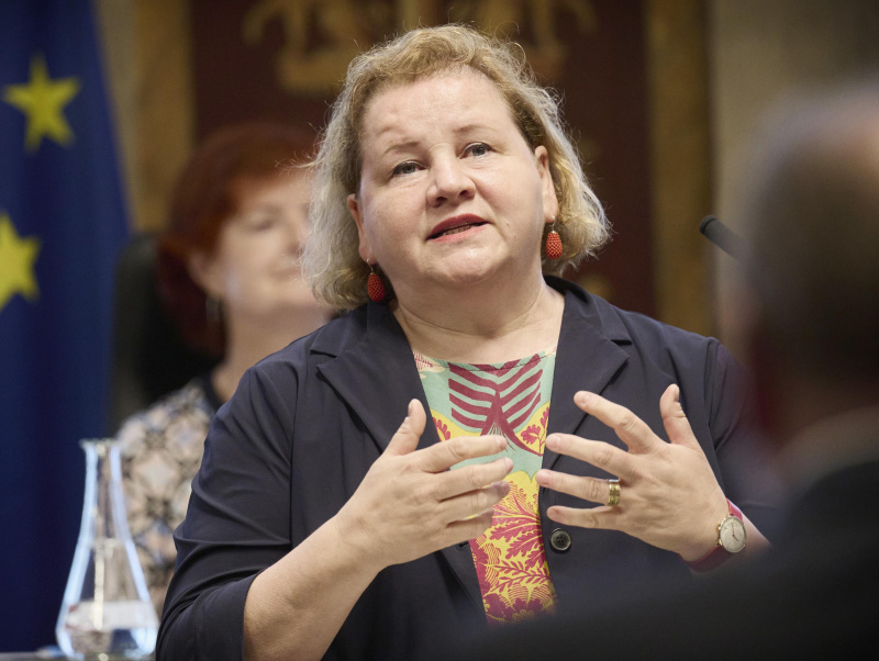 Am Redner:innenpult: Sozialministerin Korinna Schumann (SPÖ)   