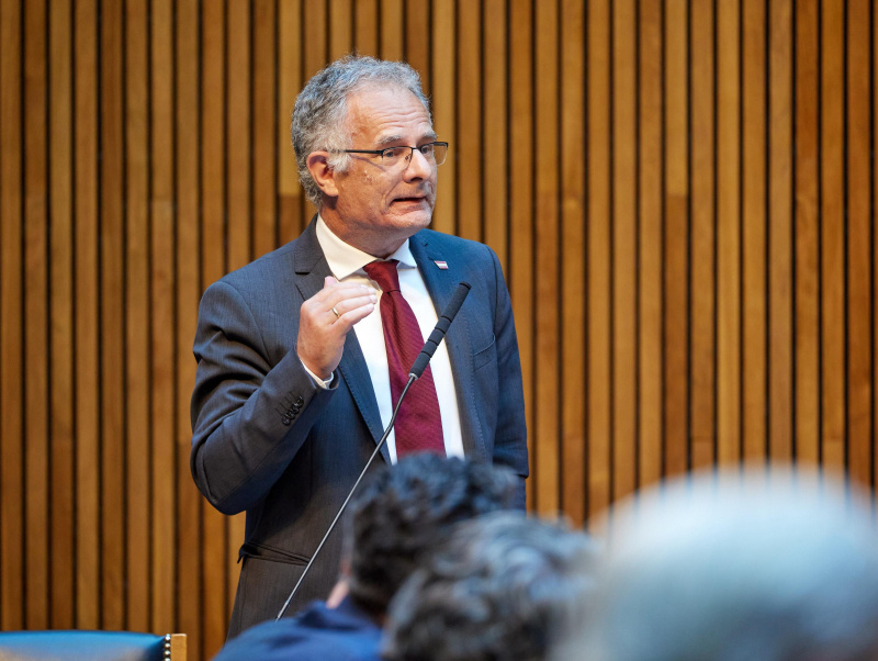 Regierungsbank. Stellungnahme Finanzminister Markus Marterbauer