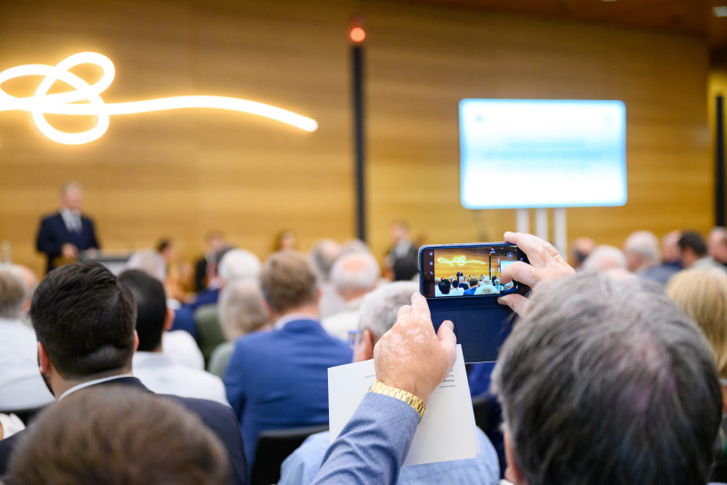 Blick Richtung Veranstaltungsteilnehmer:innen