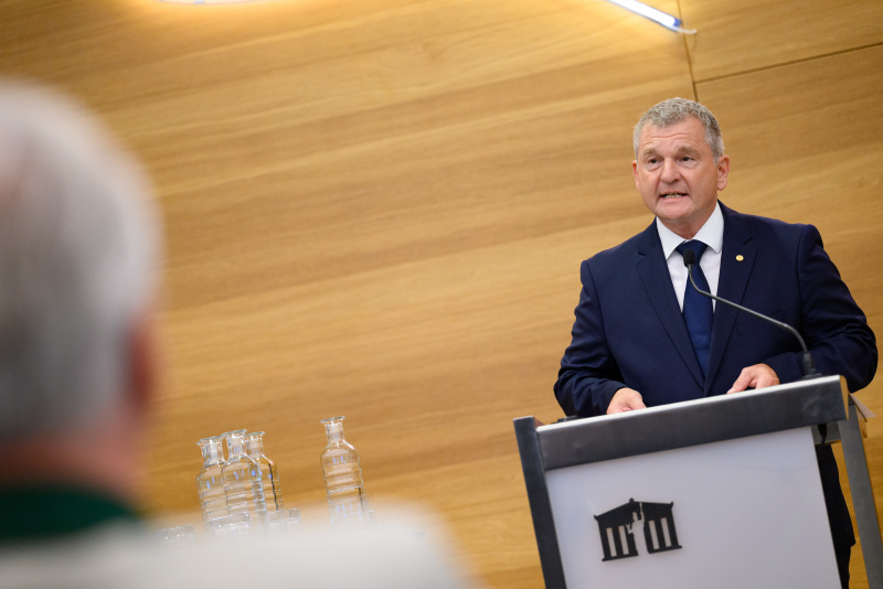 Anmoderation und Begrüßung. Präsident des Verbands der deutschen altösterreichischen Landsmannschaften in Österreich (VLÖ) Norbert Kapeller