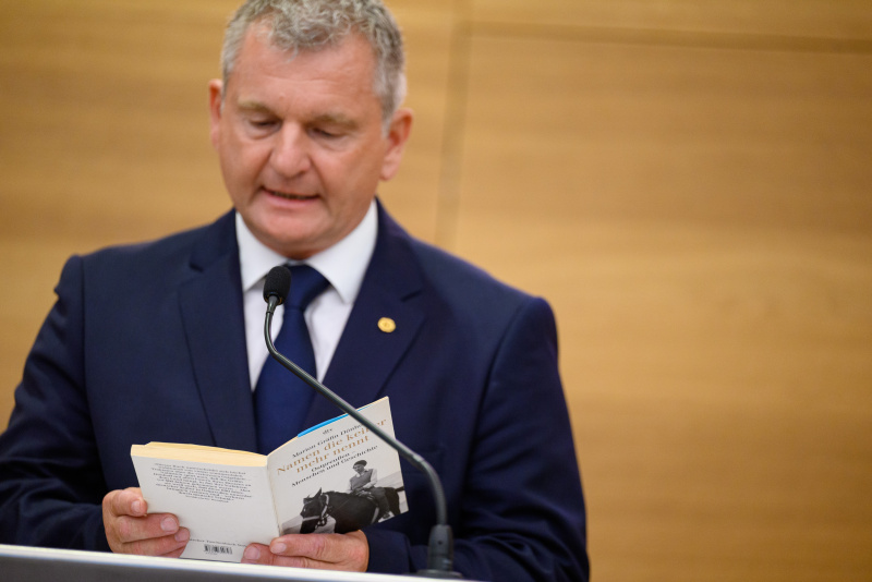 Anmoderation und Begrüßung. Präsident des Verbands der deutschen altösterreichischen Landsmannschaften in Österreich (VLÖ) Norbert Kapeller