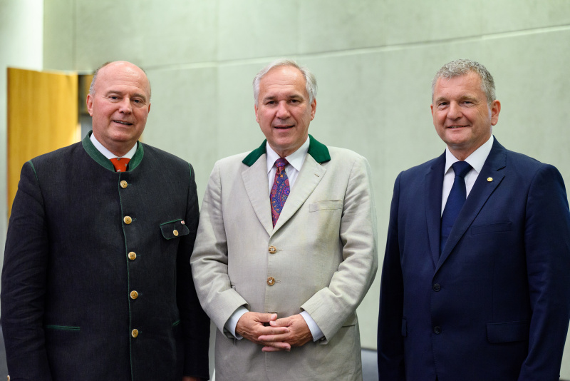 Gruppenfoto. Von Links: Vorsitzender des Stiftungsrates der Stiftung Verbundenheit, Mitglied des Deutschen Bundestages a.D. und Parlamentarischer Staatssekretär a.D. Hartmut Koschyk, Nationalratspräsident Walter Rosenkranz (FPÖ), Präsident des Verbands der deutschen altösterreichischen Landsmannschaften in Österreich (VLÖ) Norbert Kapeller