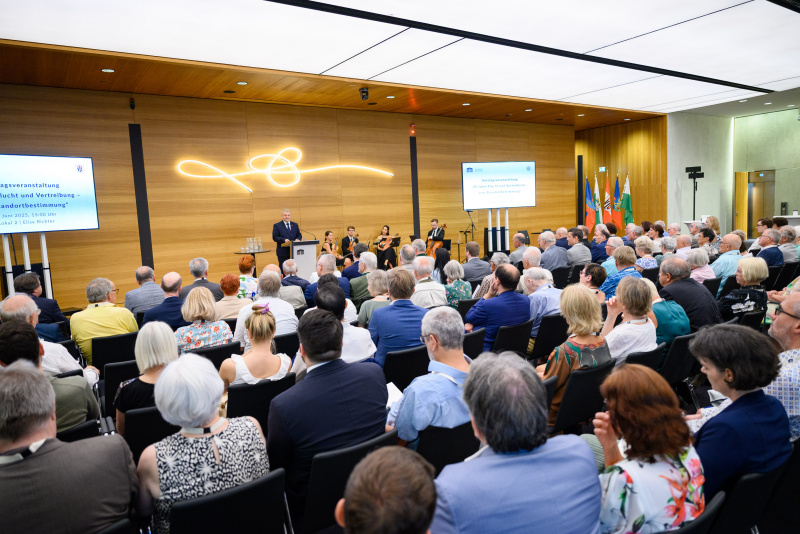 Anmoderation und Begrüßung. Präsident des Verbands der deutschen altösterreichischen Landsmannschaften in Österreich (VLÖ) Norbert Kapeller