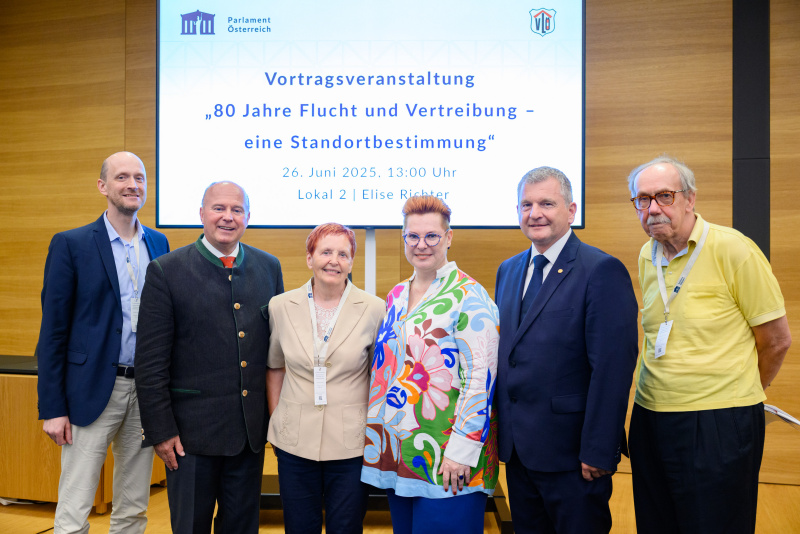 Gruppenfoto. Von Links: Veranstaltungsteilnehmer, Vorsitzender des Stiftungsrates der Stiftung Verbundenheit, Mitglied des Deutschen Bundestages a.D. und Parlamentarischer Staatssekretär a.D. Hartmut Koschyk, Veronika Haring, Sigrid Berka, Präsident des Verbands der deutschen altösterreichischen Landsmannschaften in Österreich (VLÖ) Norbert Kapeller, Jan Schaller