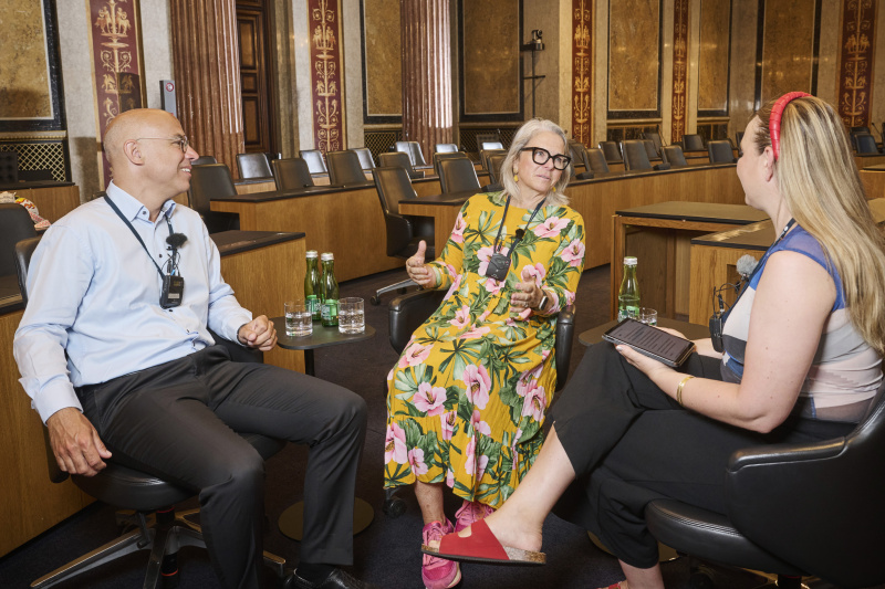 Von links: WIFO-Direktor Gabriel Felbermayr, Hoteliere Michaela Reitterer, Podcast-Host Tatjana Lukáš