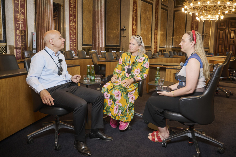 Von links: WIFO-Direktor Gabriel Felbermayr, Hoteliere Michaela Reitterer, Podcast-Host Tatjana Lukáš