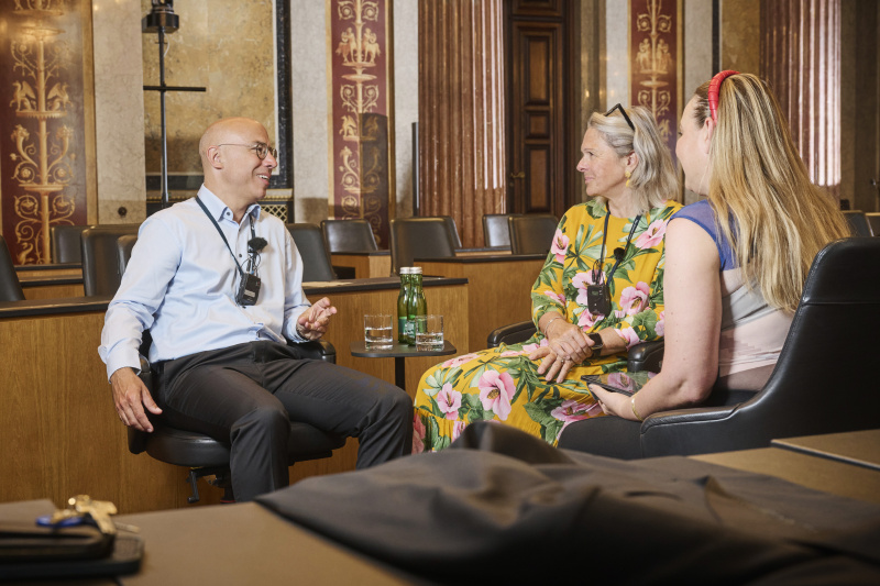 Von links: WIFO-Direktor Gabriel Felbermayr, Hoteliere Michaela Reitterer, Podcast-Host Tatjana Lukáš