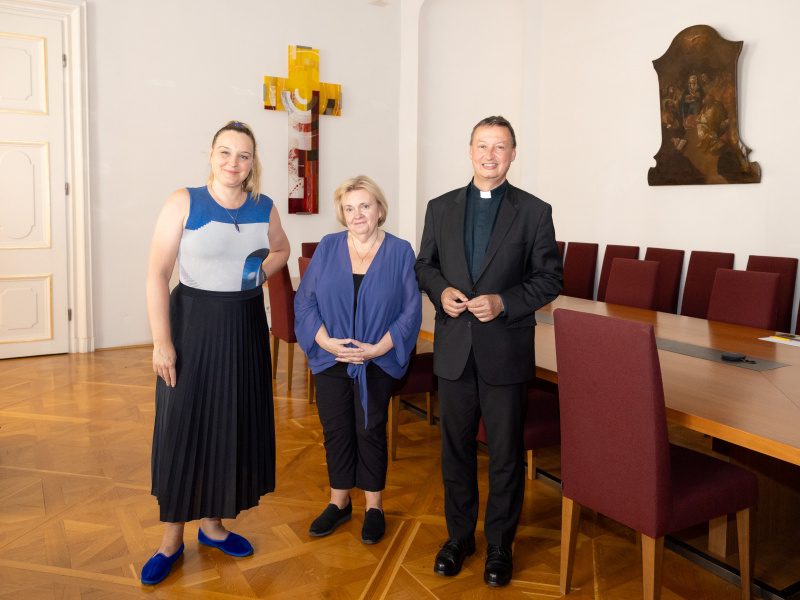 Von links: Podcast Host Tatjana Lukáš,  Professorin für Praktische Theologie und Interreligiösen Dialog Regina Polak - Uni Wien, Generalsekretär Peter Schipka - Österreichische Bischofskonferenz