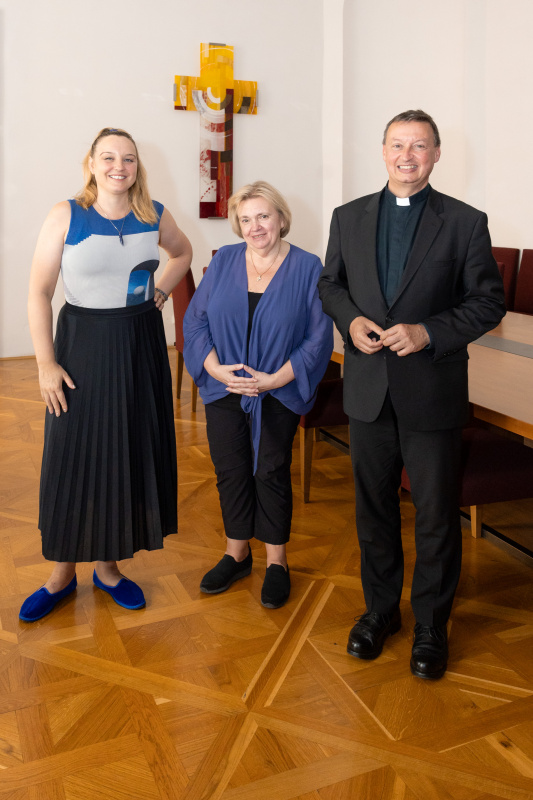 Von links: Podcast Host Tatjana Lukáš,  Professorin für Praktische Theologie und Interreligiösen Dialog Regina Polak - Uni Wien, Generalsekretär Peter Schipka - Österreichische Bischofskonferenz