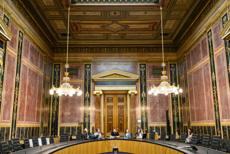 Im Gespräch. Von Links: Benjamin Serdani, Tobias Rohe, Christoph Seebacher,  Katharina Zelger-Wogg, Tatjana Lukáš