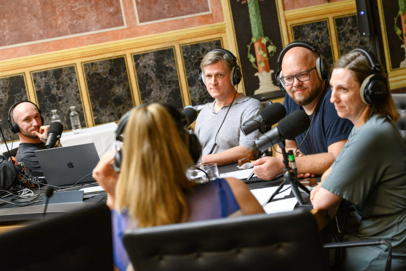 Im Gespräch. Von Links: Benjamin Serdani, Tobias Rohe, Christoph Seebacher,  Katharina Zelger-Wogg