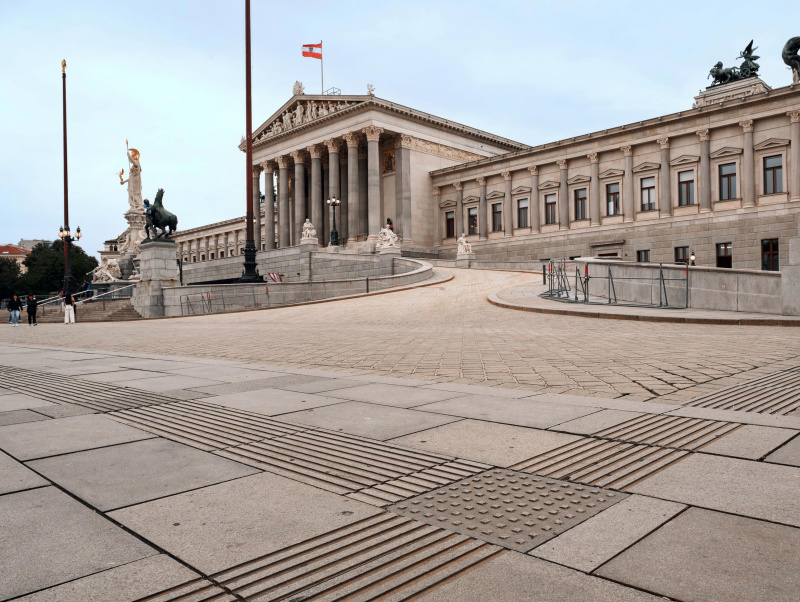 Taktiles Boden-Leitsystem vor dem Parlament