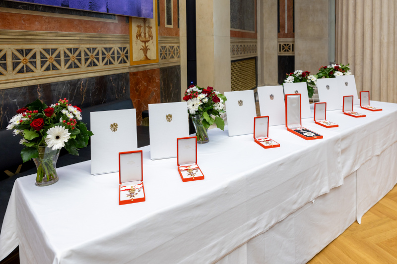 Ehrenzeichen und Urkunden