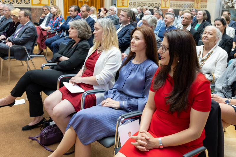 Erste Reihe von rechts: Nationalratsabgeordnete  Muna Duzdar (SPÖ), Nationalratsabgeordnete a.D. Ewa Ernst-Dziedzic (GRÜNE), Nationalratsabgeordnete a.D. Eva-Maria Himmelbauer (ÖVP), Nationalratsabgeordnete a.D. Andrea Kuntzl (SPÖ)