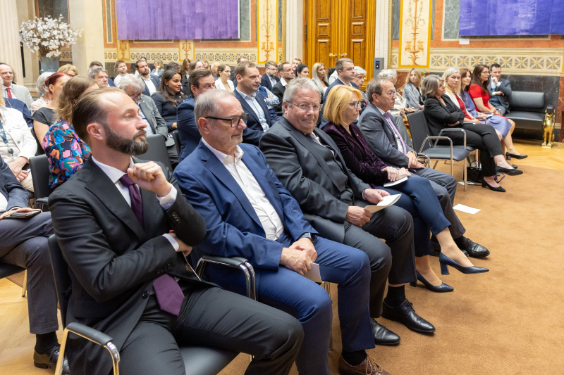 Erste Reihe von links: Nationalratsabgeordneter a.D. Maximilian Lercher (SPÖ), Nationalratsabgeordneter a.D. Dietmar Keck (SPÖ), Nationalratsabgeordneter a.D. Franz Hörl (ÖVP), Dritte Nationalratspräsidentin Doris Bures (SPÖ), Zweiter Nationalratspräsident Peter Haubner (ÖVP)