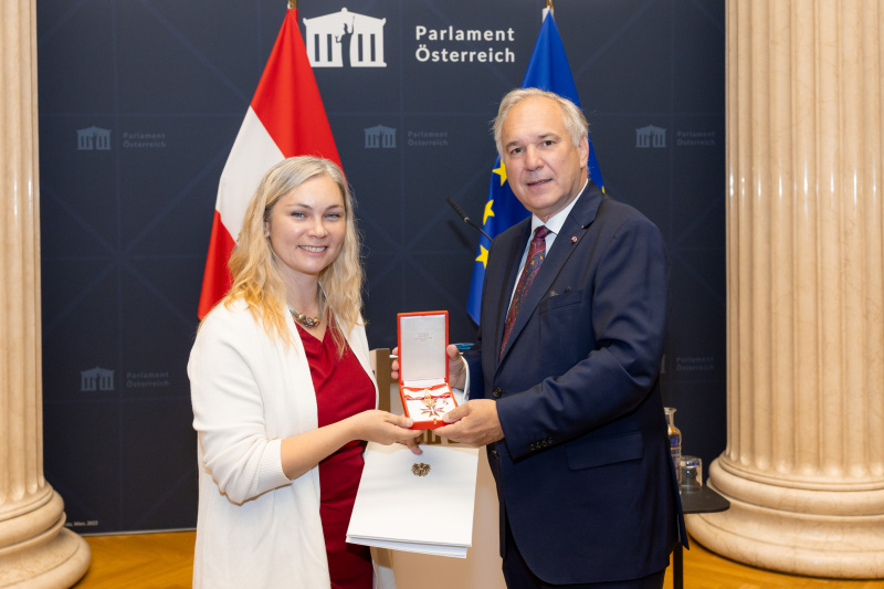 Ehrenzeichenüberreichung: Nationalratspräsident Walter Rosenkranz (FPÖ) (rechts) übergibt das Ehrenzeichen und die Urkunde an Nationalratsabgeordnete a.D. Eva-Maria Himmelbauer (ÖVP)