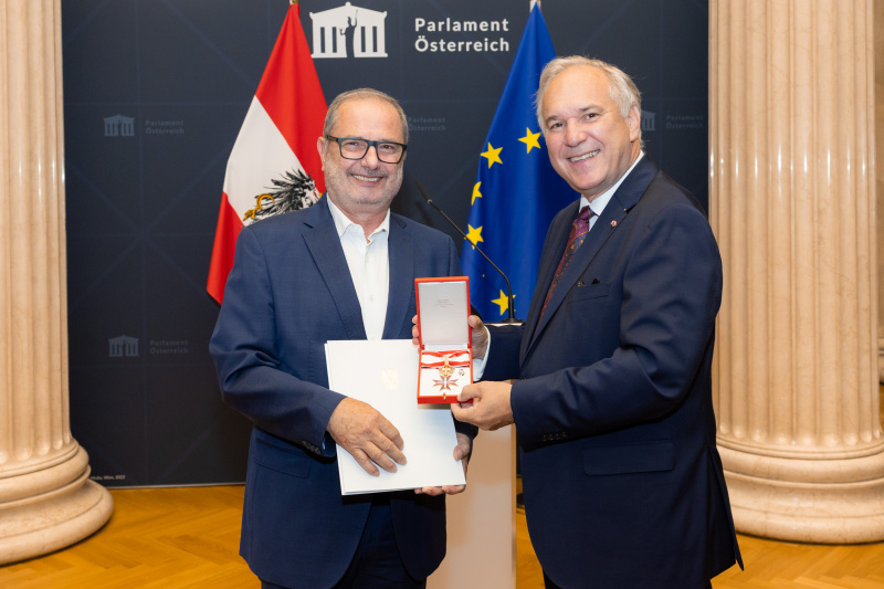 Ehrenzeichenüberreichung: Nationalratspräsident Walter Rosenkranz (FPÖ) (rechts) übergibt das Ehrenzeichen und die Urkunde an Nationalratsabgeordneter a.D. Dietmar Keck (SPÖ)