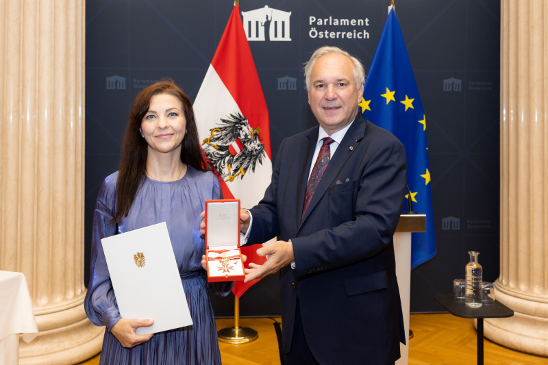 Ehrenzeichenüberreichung: Nationalratspräsident Walter Rosenkranz (FPÖ) (rechts) übergibt das Ehrenzeichen und die Urkunde an Nationalratsabgeordnete a.D. Ewa Ernst-Dziedzic (GRÜNE)