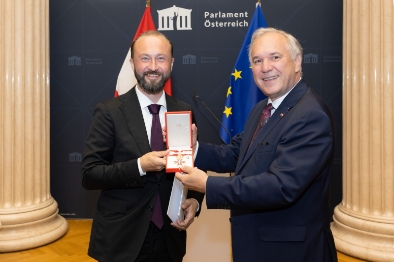 Ehrenzeichenüberreichung: Nationalratspräsident Walter Rosenkranz (FPÖ) (rechts) übergibt das Ehrenzeichen und die Urkunde an Nationalratsabgeordneter a.D. Maximilian Lercher (SPÖ)