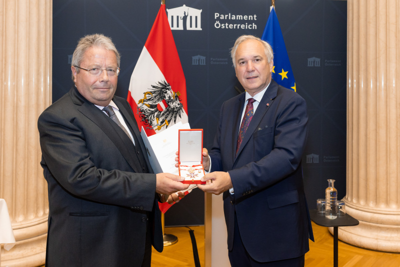 Ehrenzeichenüberreichung: Nationalratspräsident Walter Rosenkranz (FPÖ) (rechts) übergibt das Ehrenzeichen und die Urkunde an Nationalratsabgeordneter a.D. Franz Hörl (ÖVP)