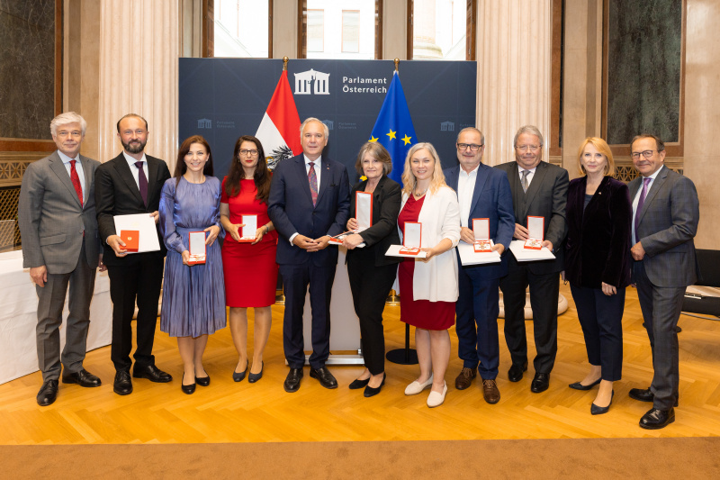 Gruppenfoto von links: Parlamentsdirektor Harald Dossi, Nationalratsabgeordneter a.D. Maximilian Lercher (SPÖ), Nationalratsabgeordnete a.D. Ewa Ernst-Dziedzic (GRÜNE), Nationalratsabgeordnete  Muna Duzdar (SPÖ), Nationalratspräsident Walter Rosenkranz (FPÖ), Nationalratsabgeordnete a.D. Andrea Kuntzl (SPÖ), Nationalratsabgeordneter a.D. Dietmar Keck (SPÖ), Nationalratsabgeordneter a.D. Franz Hörl, Dritte Nationalratspräsidentin Doris Bures (SPÖ),Zweiter Nationalratspräsident Peter Haubner (ÖVP)