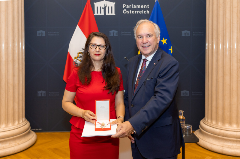 Ehrenzeichenüberreichung: Nationalratspräsident Walter Rosenkranz (FPÖ) (rechts) übergibt das Ehrenzeichen und die Urkunde an Nationalratsabgeordnete Muna Duzdar (SPÖ)